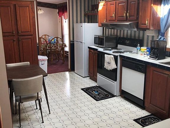 4th image of 177 E Belmont Dr