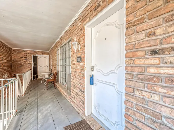 2201 Fountain View Dr, Houston, TX