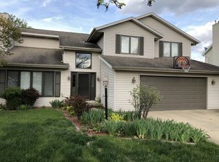 2710 Woodridge Rd, Champaign, IL 61822