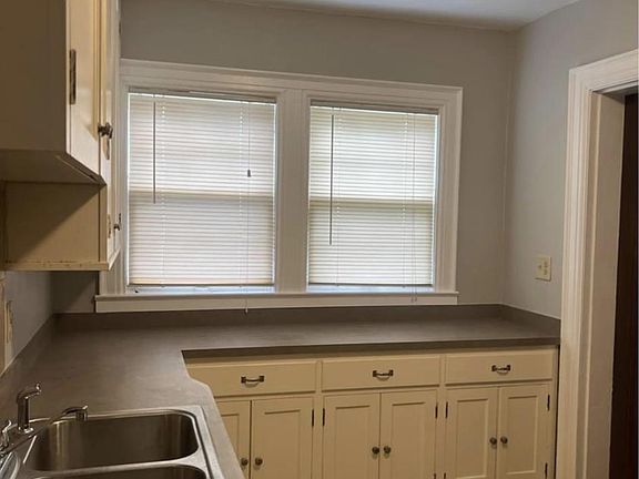 3rd image of 301 W Parkwood Dr #303