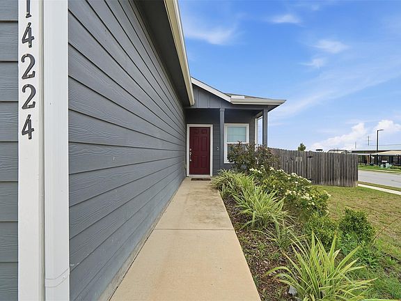 3rd image of 14224 Lyndora Ln