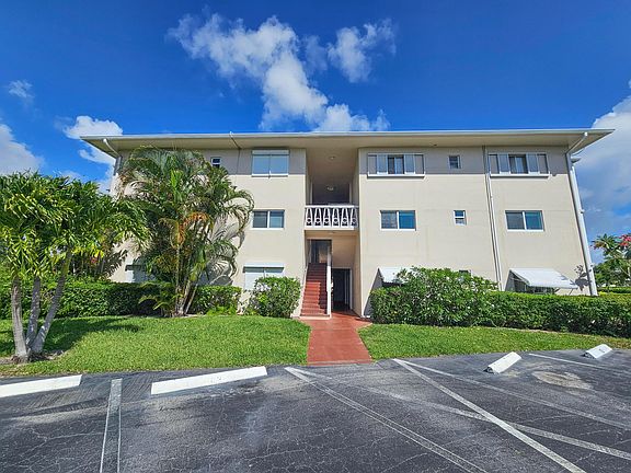 2nd image of 2562 Garden Drive N #202
