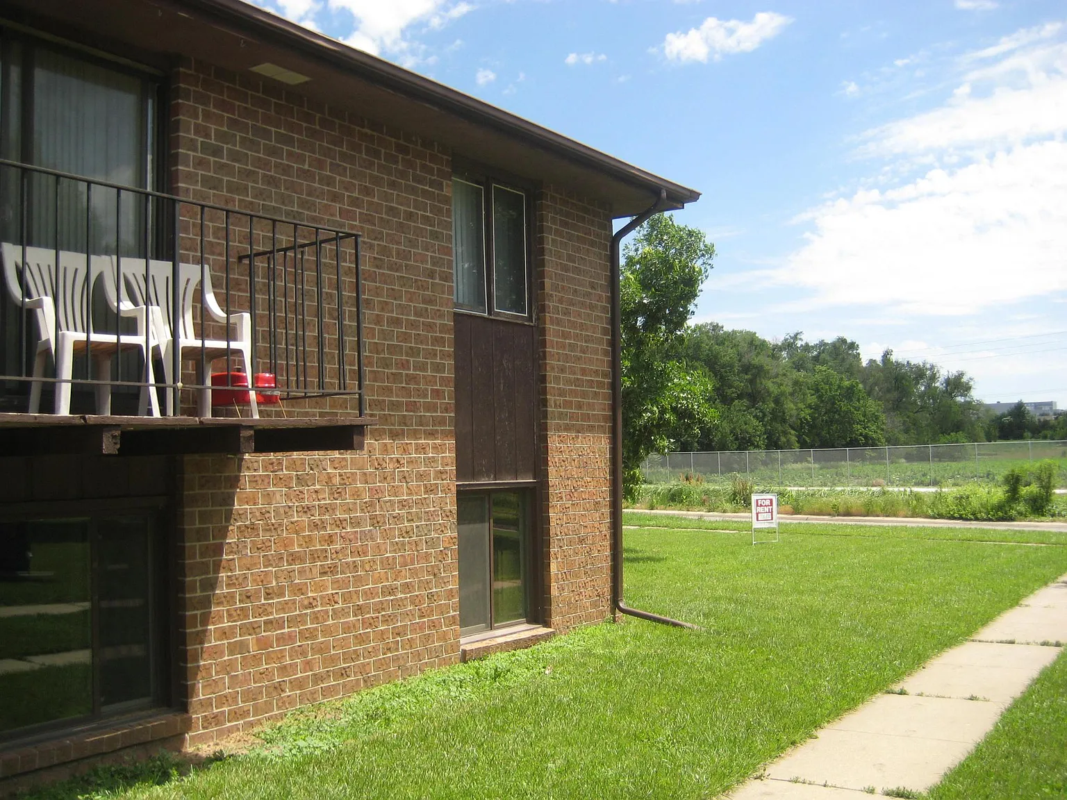 2 bed, 800 sqft, $875 — Photo 1