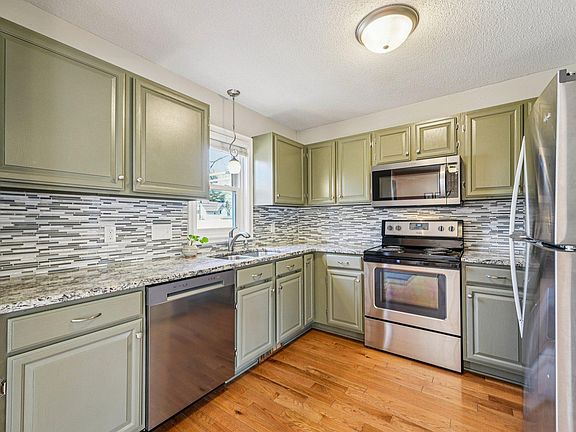 3rd image of 2646 Quincy St NE