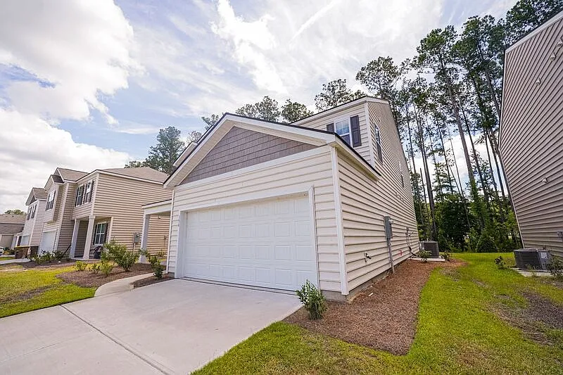 5 bed, 3.5 bath, 2721 sqft, $2,850 — Photo 3