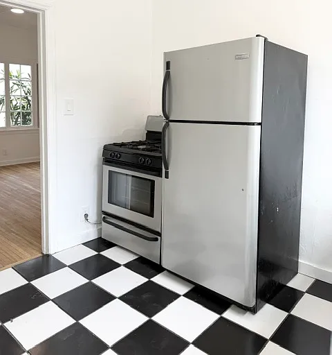 5916 1/2 Willoughby Ave — Photo 8