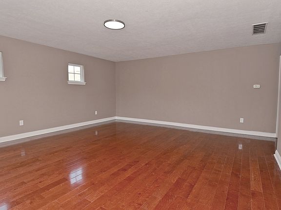 3rd image of 910 Angus Ln