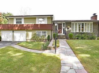 25 Greening Ln, Cranston, RI 02920