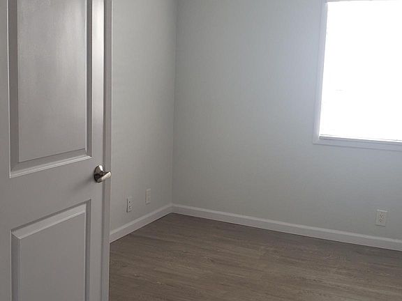 4th image of 512 Poinsettia Ave