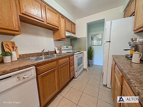 3rd image of 1020-1030 Carr St #20-2