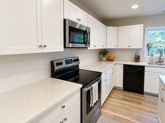 3rd image of 245 Vine St
