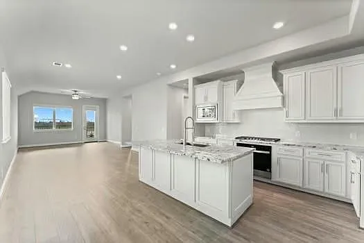 724 Lake Lacosta Dr — Photo 7