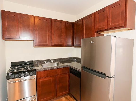 2nd image of 821 W Cornelia Ave #613