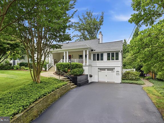 3rd image of 1622 Forest Ln