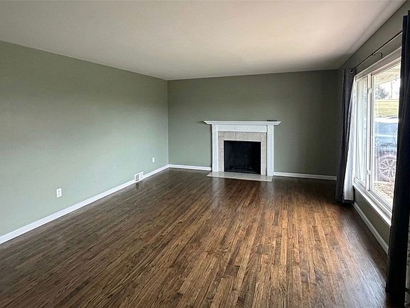 2nd image of 537 Blackhawk Rd