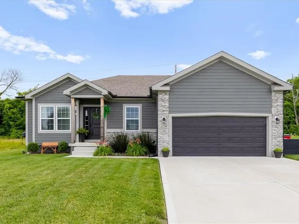 1203 SW Burns Cir, Oak Grove, MO 64075