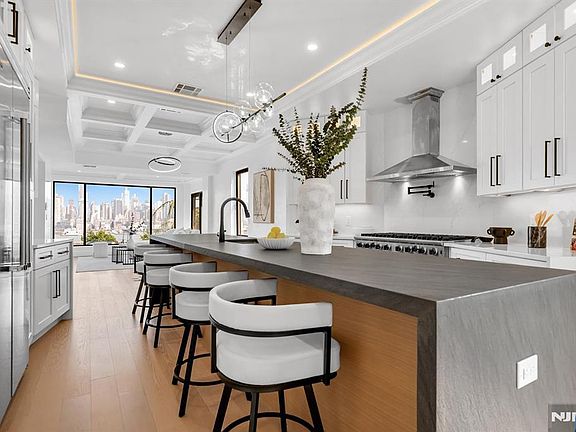 4th image of 829 Boulevard