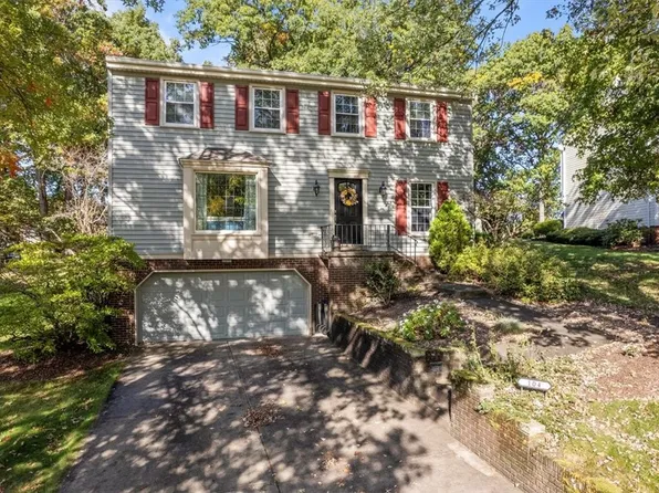 104 Parliament Dr, Coraopolis, PA 15108