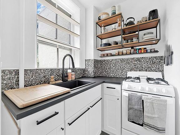 5th image of 152 Summit St