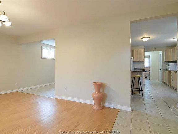 4th image of 825 Brant St