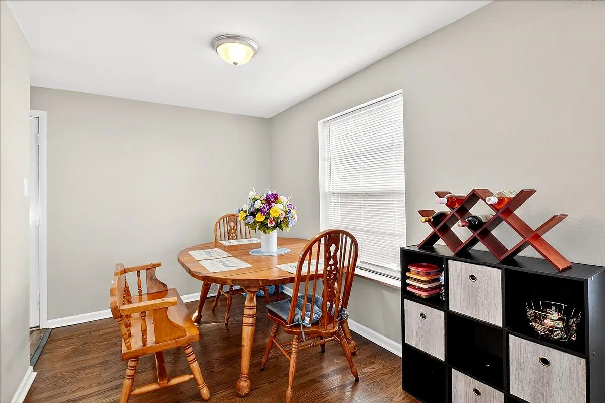 3 bed, 910 sqft, $2,510 — Photo 4
