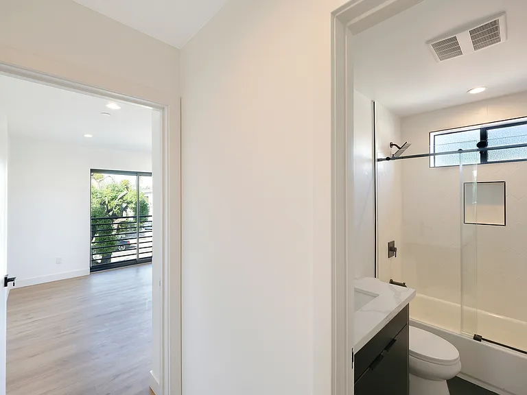 1858 S Redondo Blvd #5/6 — Photo 23