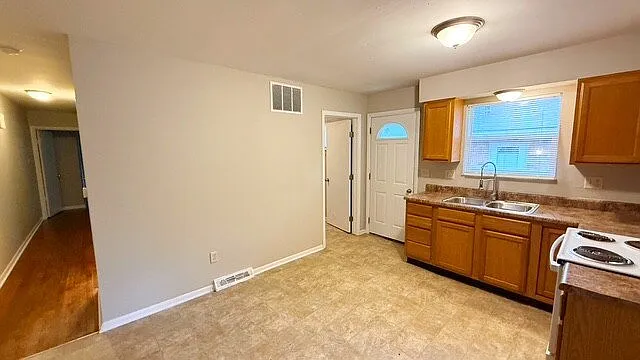 2 bed, 1.0 bath, 880 sqft, $1,050 — Photo 4