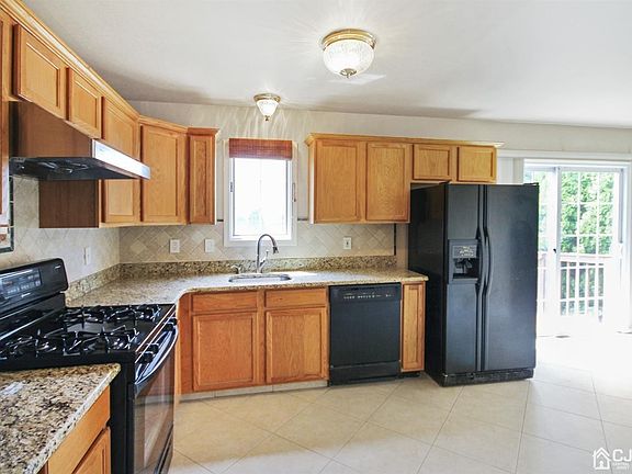 5th image of 19 Southerland Dr