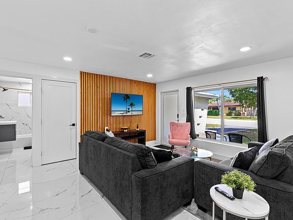 3rd image of 1010 SW 32nd Street