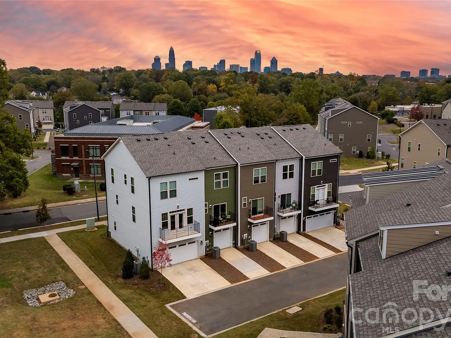 3 bed, 3.5 bath, 1560 sqft, $3,800 — Photo 2