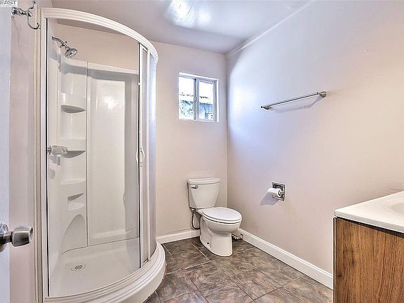 4th image of 2365 Menalto Ave