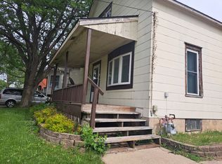 521 E Chestnut St, Freeport, IL 61032