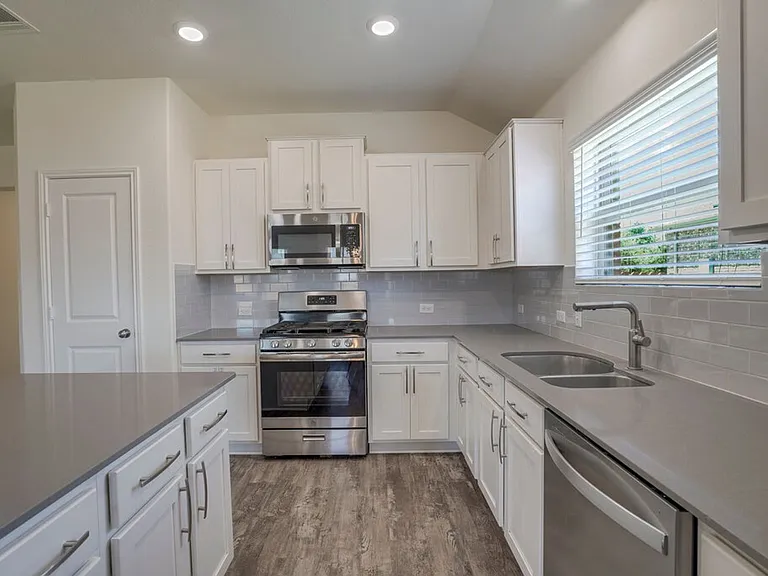 3200 Windy Vane Dr — Photo 5