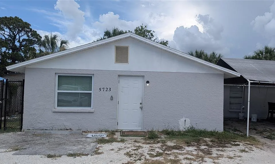 5723 9th Street Cir E
