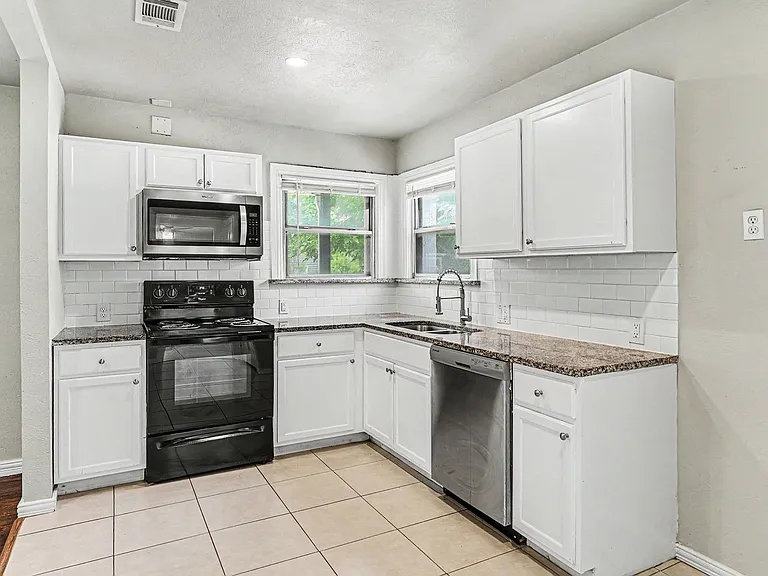 1108 E Robert St — Photo 10
