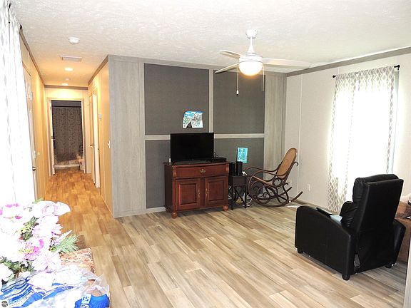 4th image of 1082 Hemlock Dr