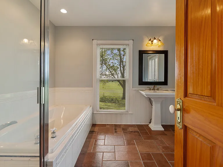 5820 Chamberlain Ln — Photo 40