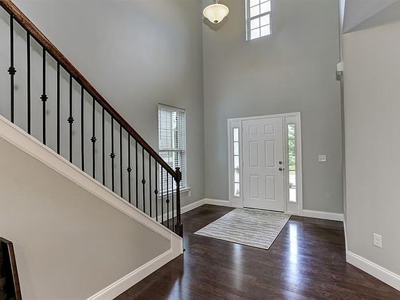 4th image of 385 Summit Village Dr