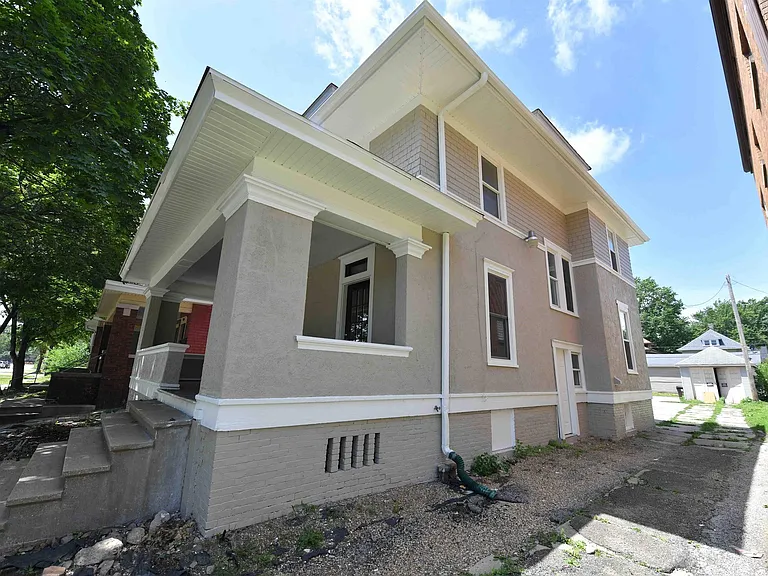 1027 N University St — Photo 64
