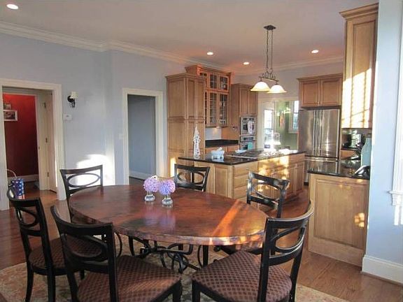 Bayed dining area