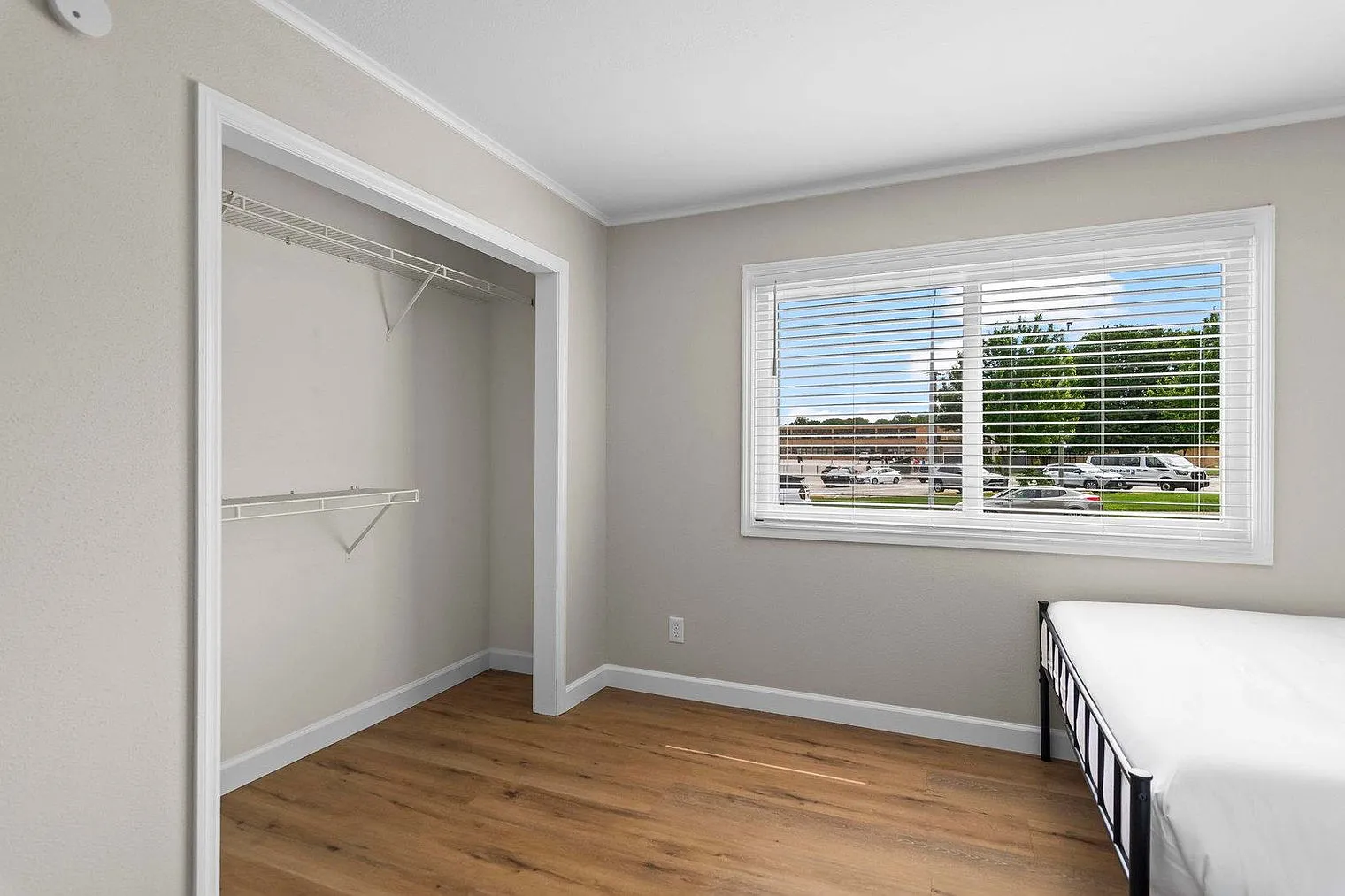 2 bed, 1.0 bath, 990 sqft, $4,379 — Photo 4