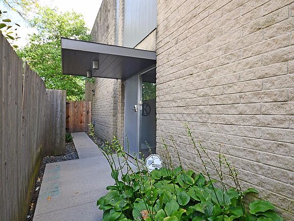 3rd image of 1292 Michigan Ave Unit 3