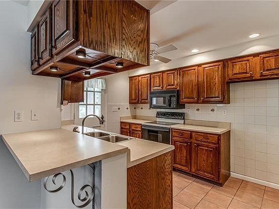 3rd image of 2701 Herron Ln