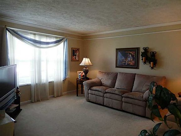 4th image of 400 Lexington Dr