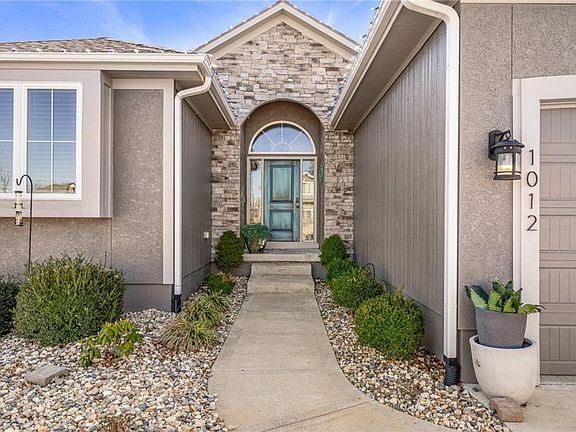 2nd image of 1012 SE Amber Ct