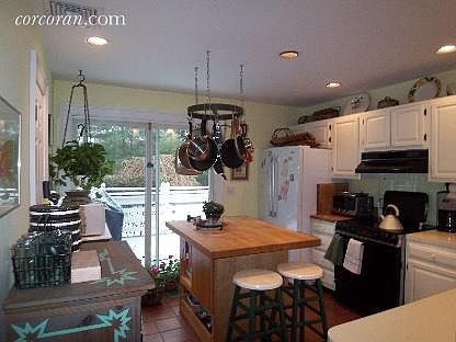 3rd image of 31 Montauk Blvd