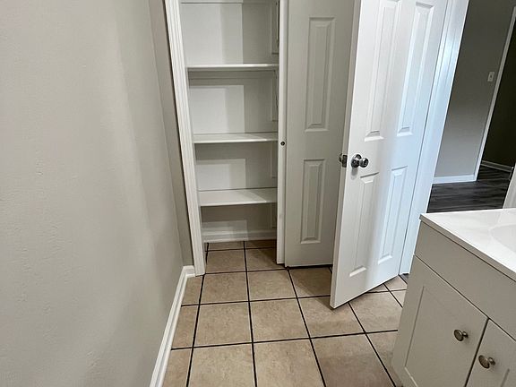4th image of 311 N Vine St #311