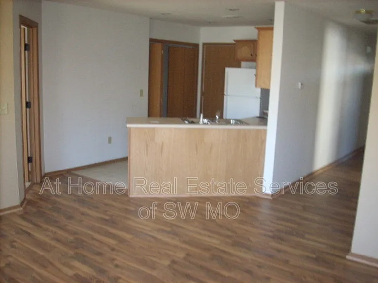 1123 S Clifton Ave — Photo 4