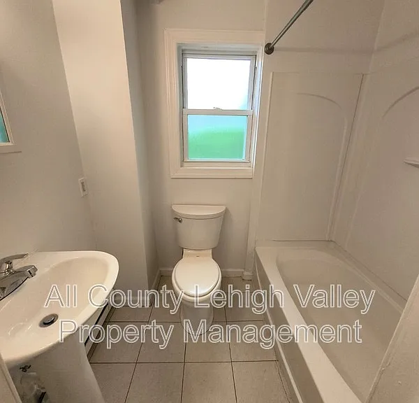 339 W Lincoln St — Photo 6