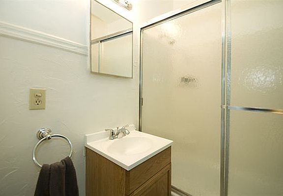 Full bath with tub/ shower combo